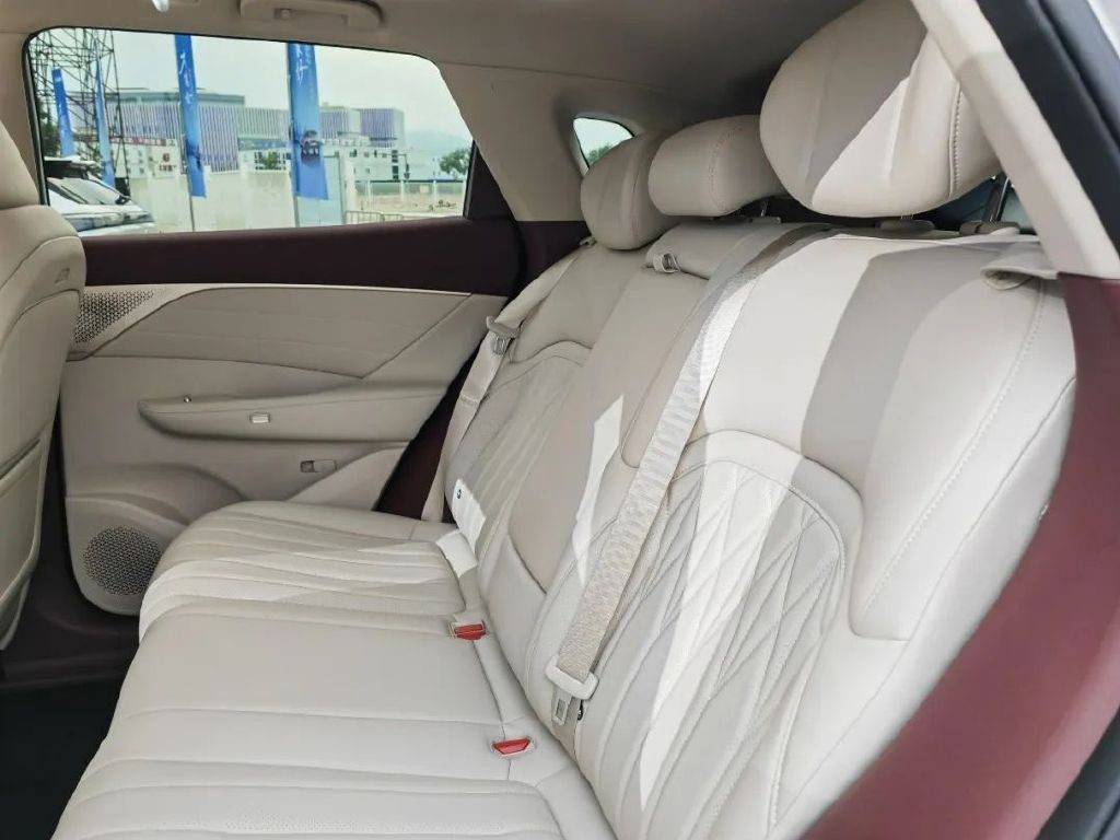 冰箱彩電大沙發(fā)+超低油耗,東風風神L8能否卷動15萬級市場?