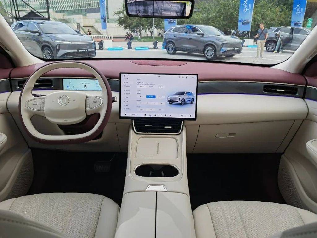 冰箱彩電大沙發(fā)+超低油耗,東風風神L8能否卷動15萬級市場?