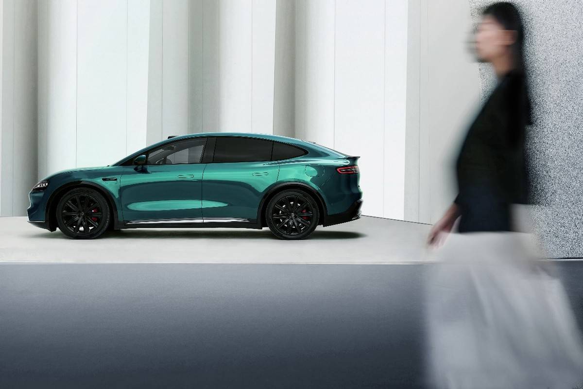 智界首發隔窗對講功能,車內外對話無需開窗