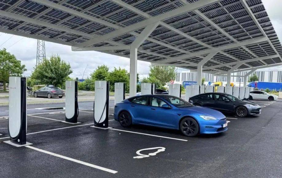 在反對歐洲2035年全面禁售燃油車的態度上,BBA出奇一致