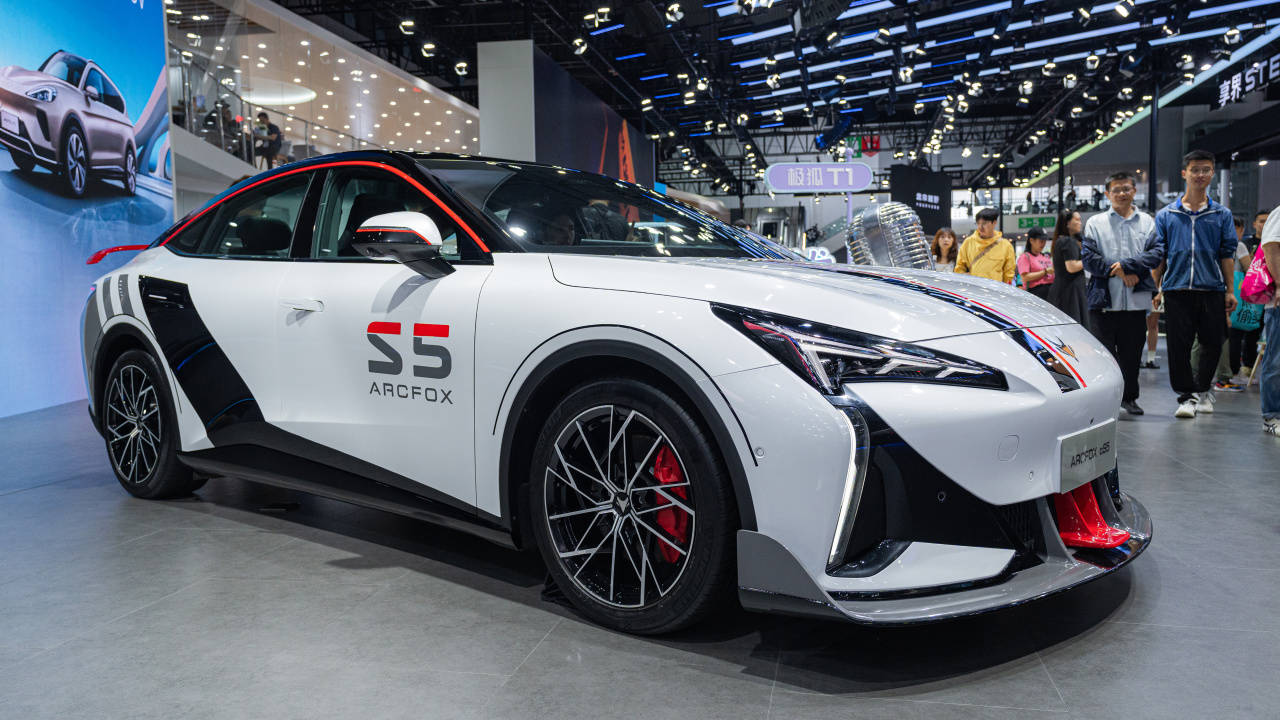 盤點成都車展最美官改車:極狐新阿爾法S5潮改版!