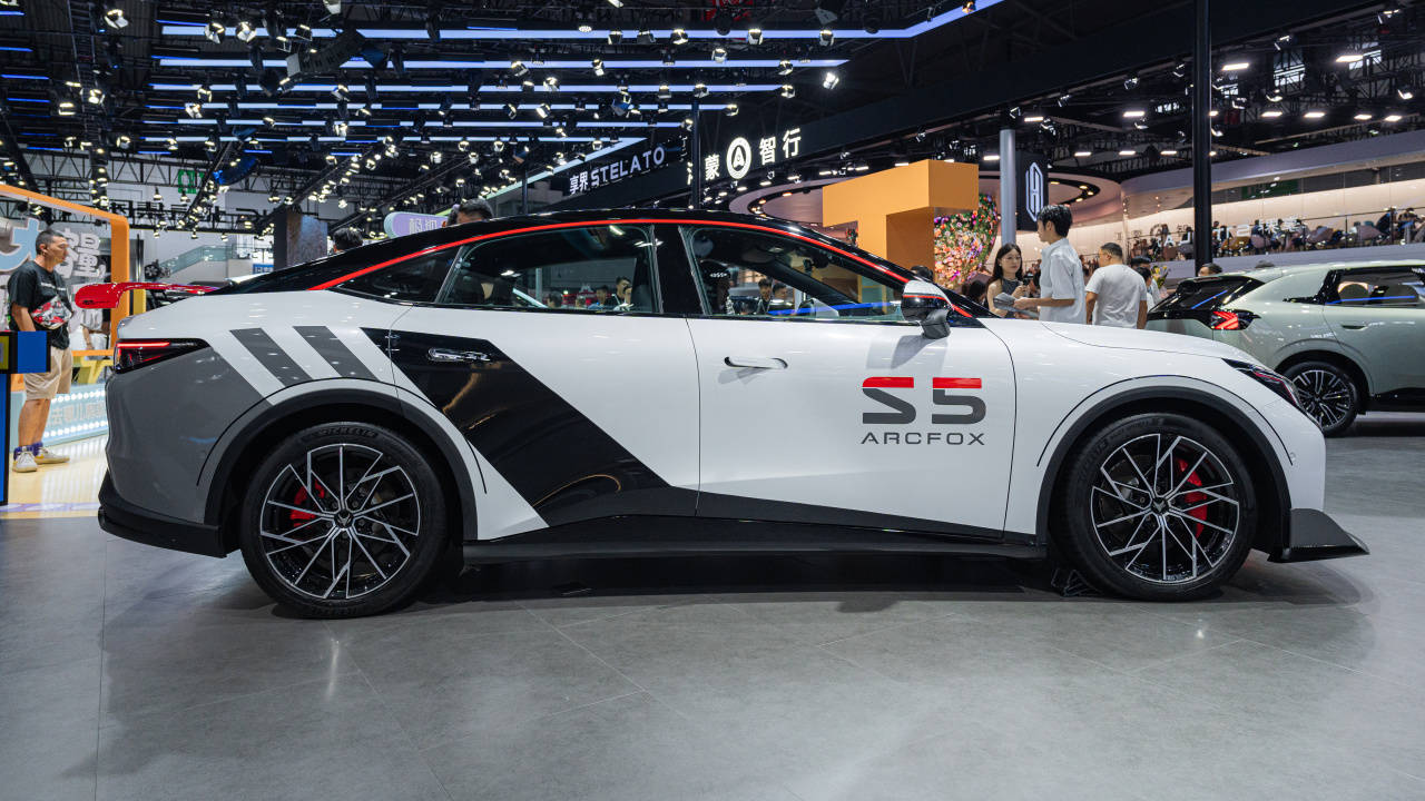 盤點成都車展最美官改車:極狐新阿爾法S5潮改版!