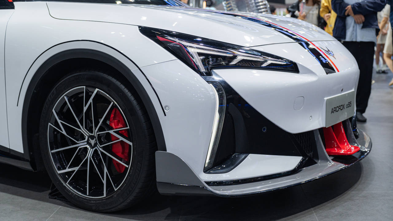 盤點成都車展最美官改車:極狐新阿爾法S5潮改版!