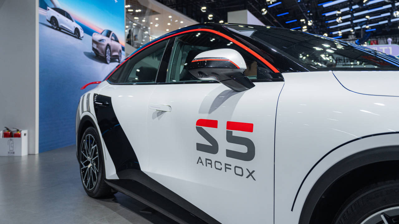 盤點成都車展最美官改車:極狐新阿爾法S5潮改版!