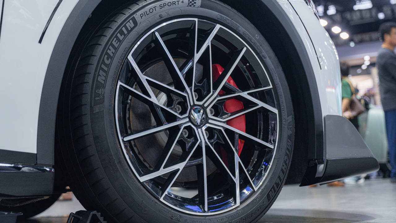 盤點成都車展最美官改車:極狐新阿爾法S5潮改版!