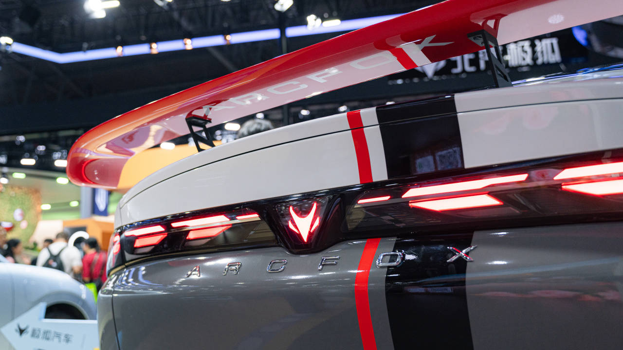 盤點成都車展最美官改車:極狐新阿爾法S5潮改版!