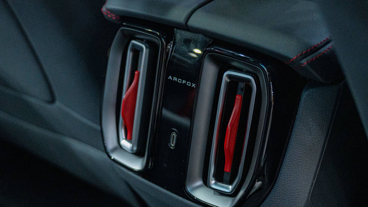 盤點成都車展最美官改車:極狐新阿爾法S5潮改版!