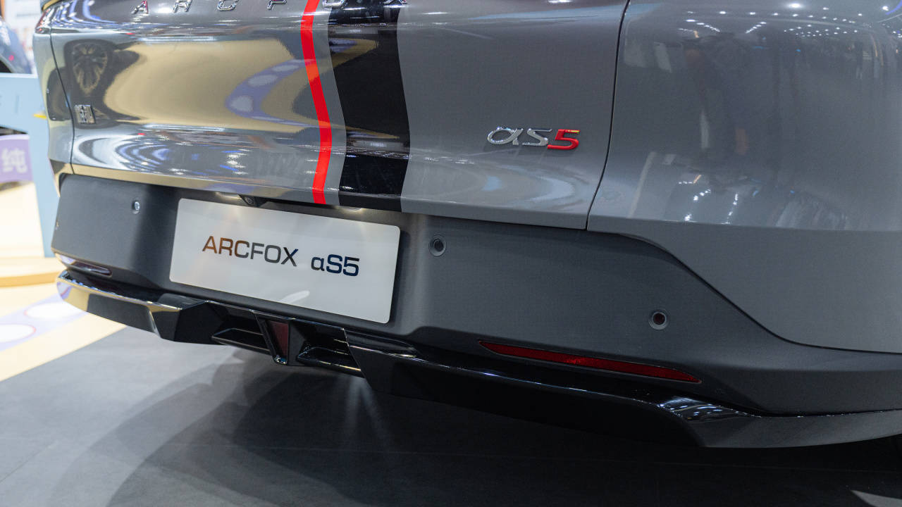 盤點成都車展最美官改車:極狐新阿爾法S5潮改版!