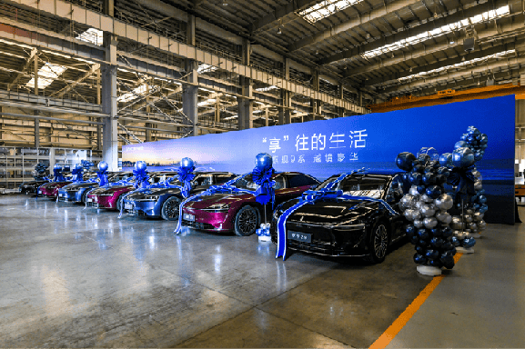 72小時小定8000臺,享界S9超級工廠圍爐交付,30萬級豪華車卷出新高度