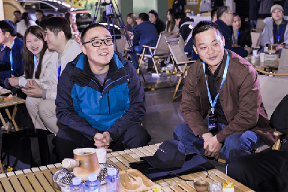 72小時小定8000臺,享界S9超級工廠圍爐交付,30萬級豪華車卷出新高度