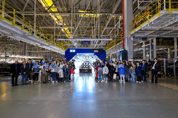 72小時小定8000臺,享界S9超級工廠圍爐交付,30萬級豪華車卷出新高度