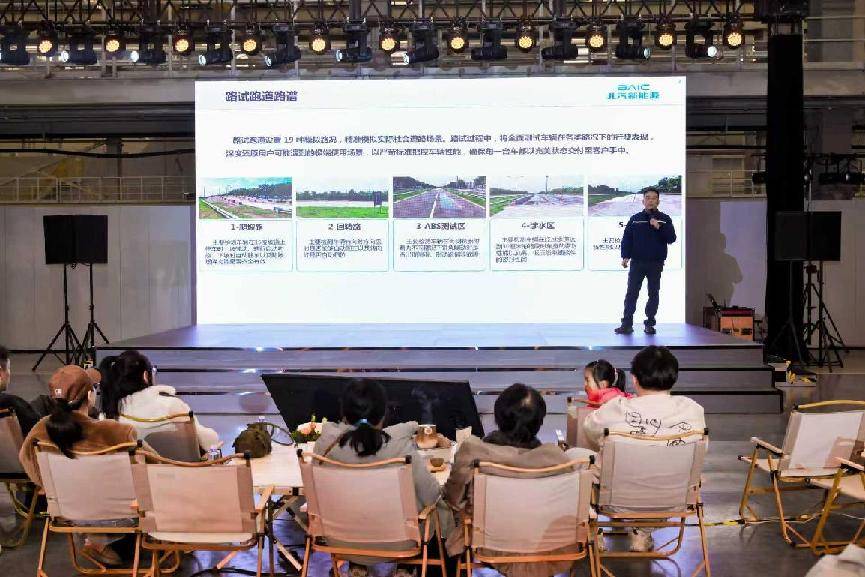 72小時小定8000臺,享界S9超級工廠圍爐交付,30萬級豪華車卷出新高度