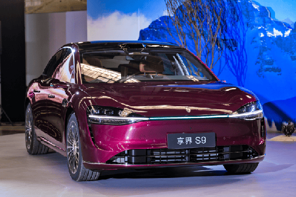 72小時小定8000臺,享界S9超級工廠圍爐交付,30萬級豪華車卷出新高度