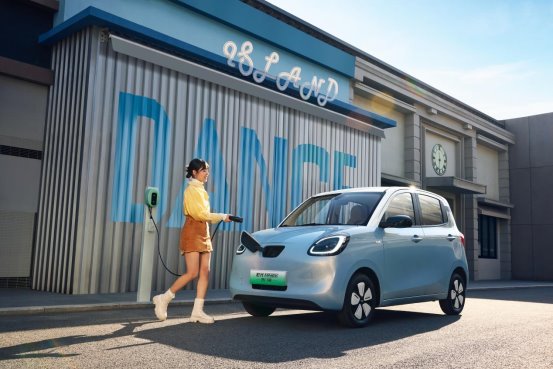 置換補(bǔ)貼價(jià)5.28萬元 五菱推出宏光MINIEV四門版301km臻享+款