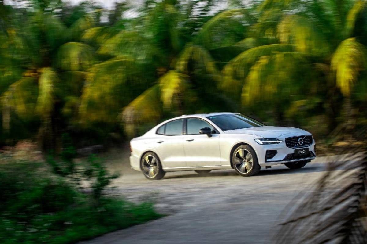 三項碰撞測試穩如泰山,沃爾沃S60的硬核安全從何而來?