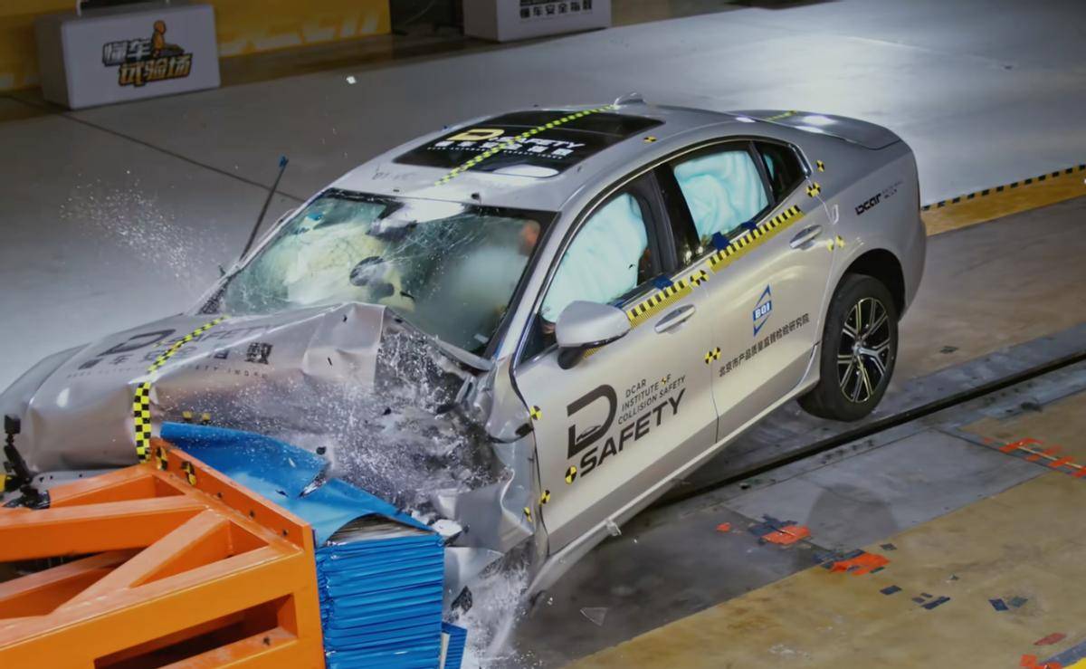 三項碰撞測試穩如泰山,沃爾沃S60的硬核安全從何而來?