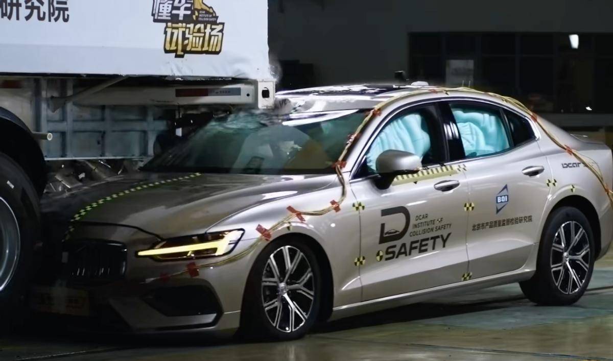 三項碰撞測試穩如泰山,沃爾沃S60的硬核安全從何而來?