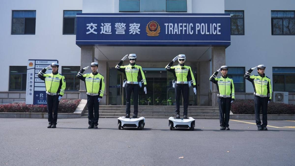 蘇超開賽!墨甲交警機(jī)器人上崗常州,護(hù)航揭幕戰(zhàn)
