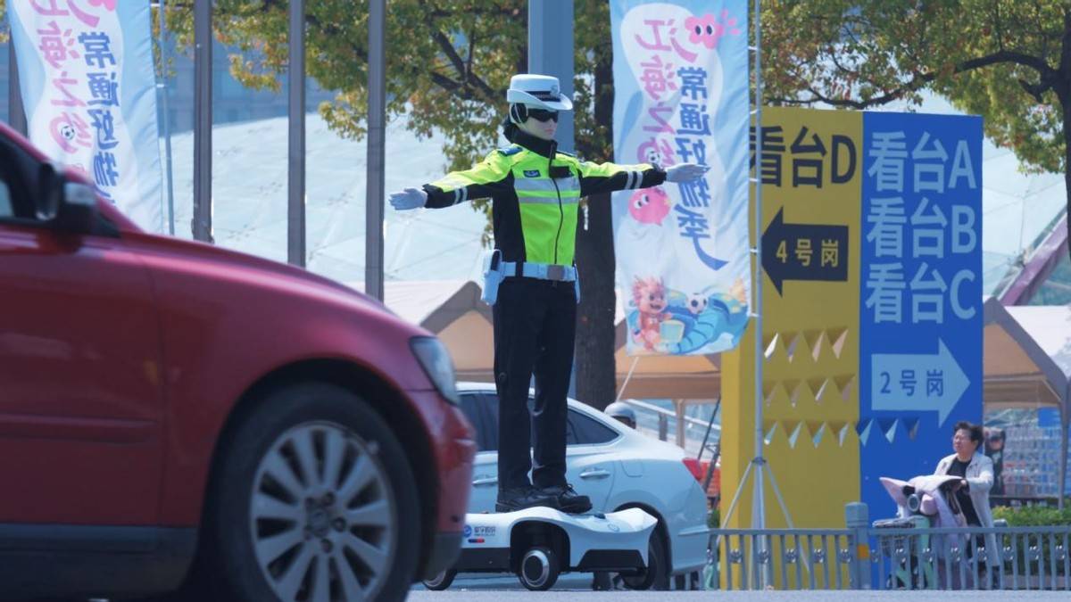 蘇超開賽!墨甲交警機(jī)器人上崗常州,護(hù)航揭幕戰(zhàn)