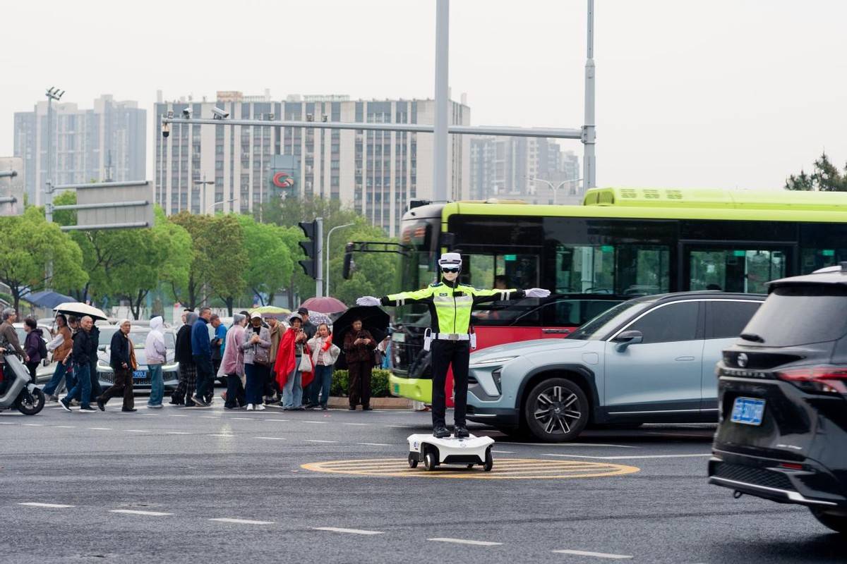 蘇超開賽!墨甲交警機(jī)器人上崗常州,護(hù)航揭幕戰(zhàn)