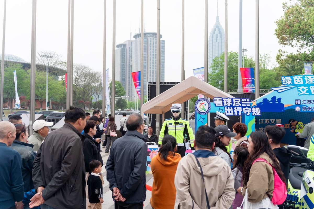 蘇超開賽!墨甲交警機(jī)器人上崗常州,護(hù)航揭幕戰(zhàn)