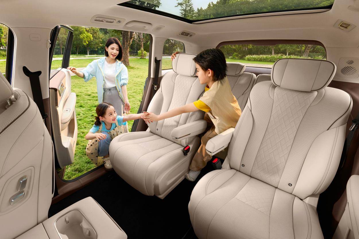 乘坐舒適,收納自如,大六座星光L打造每座皆是頭等艙的空間體驗